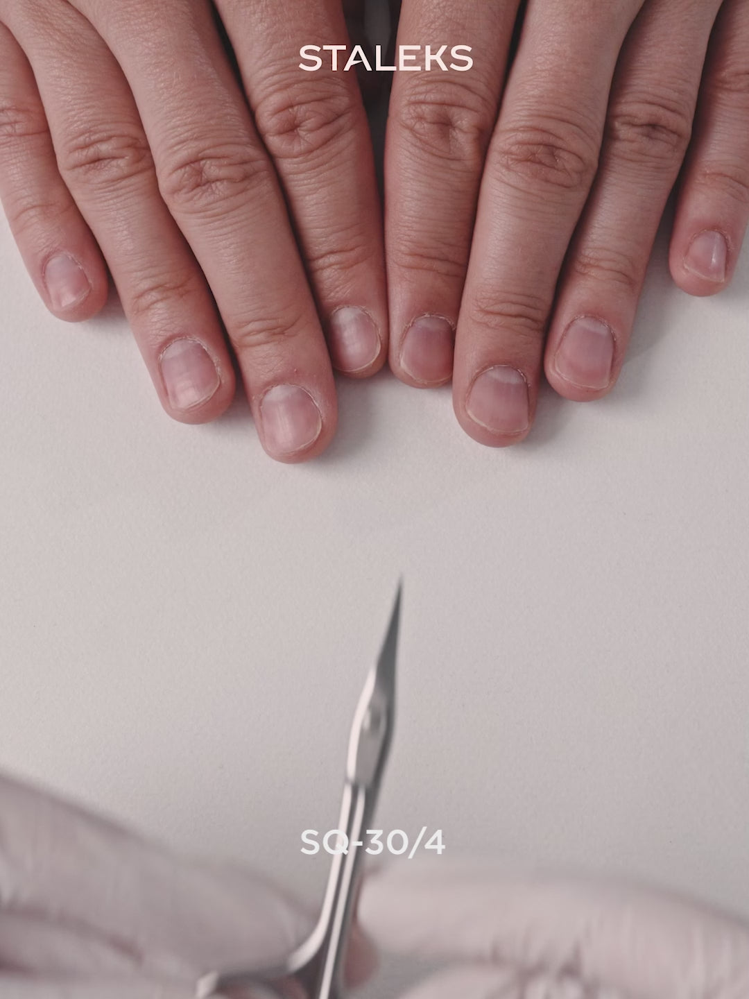 Cargar vídeo: STALEKS UNIQ 30 TYPE 4 Asymmetric Tijeras profesionales para cutículas