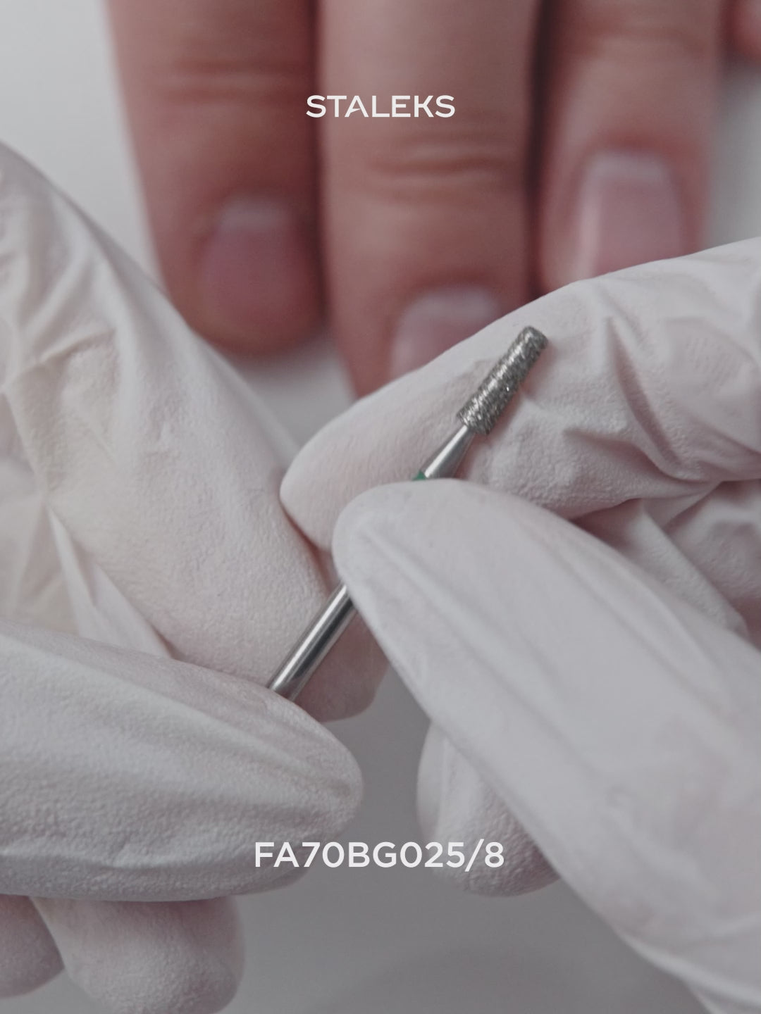 Cargar vídeo: STALEKS EXPERT Fresa diamantada DUO «cono» azul-verde, diámetro 2,5 mm, parte de trabajo 8 mm