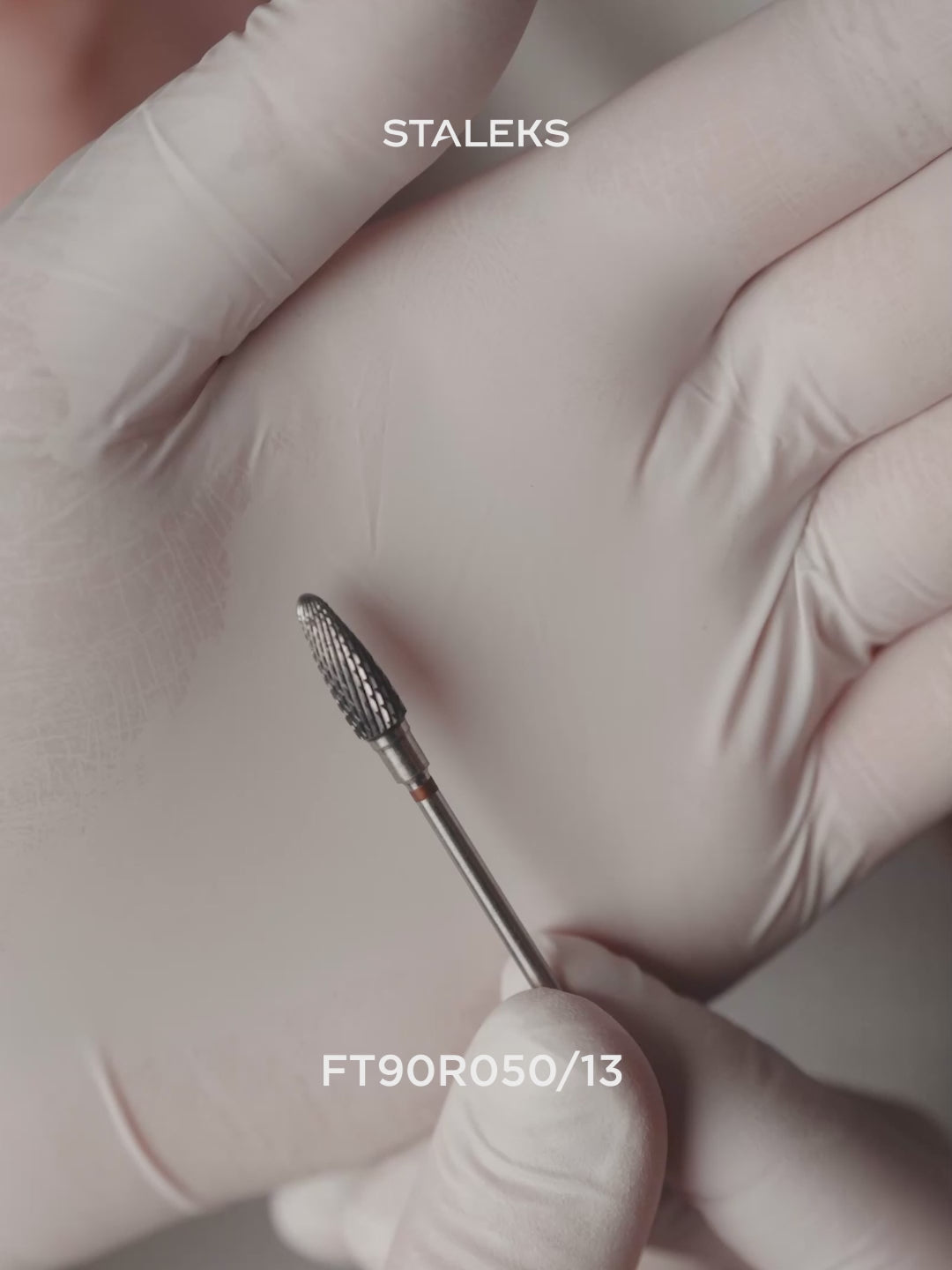 Cargar vídeo: STALEKS EXPERT Fresa de metal duro tipo «maíz» roja, diámetro 5 mm, parte de trabajo 13 mm