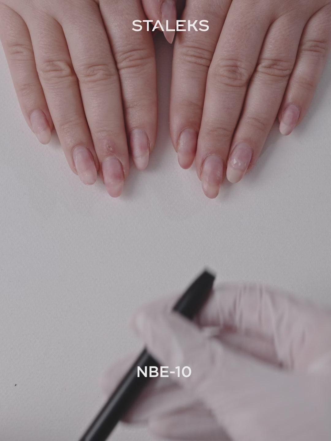 Tải video: STALEKS EXPERT 10 Angled brush for gel, width 4 mm/length 7 mm