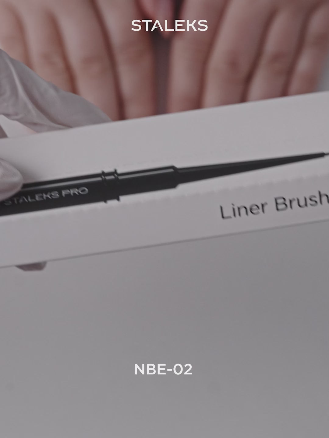 Tải video: STALEKS EXPERT 02 Brush-liner, width 1 mm/length 5 mm