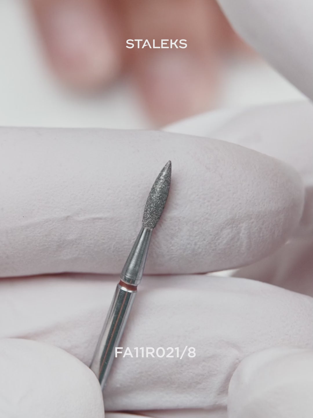 Cargar vídeo: STALEKS EXPERT Fresa diamantada «Llama aguda» roja, diámetro 2,1 mm, parte de trabajo 8 mm